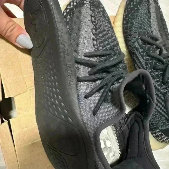 Yeezy x Adidas Black/Blue Knit Fabric Boost 350 V2 Carbon Sneakers Size 5 1/2 - Picture 10 of 11